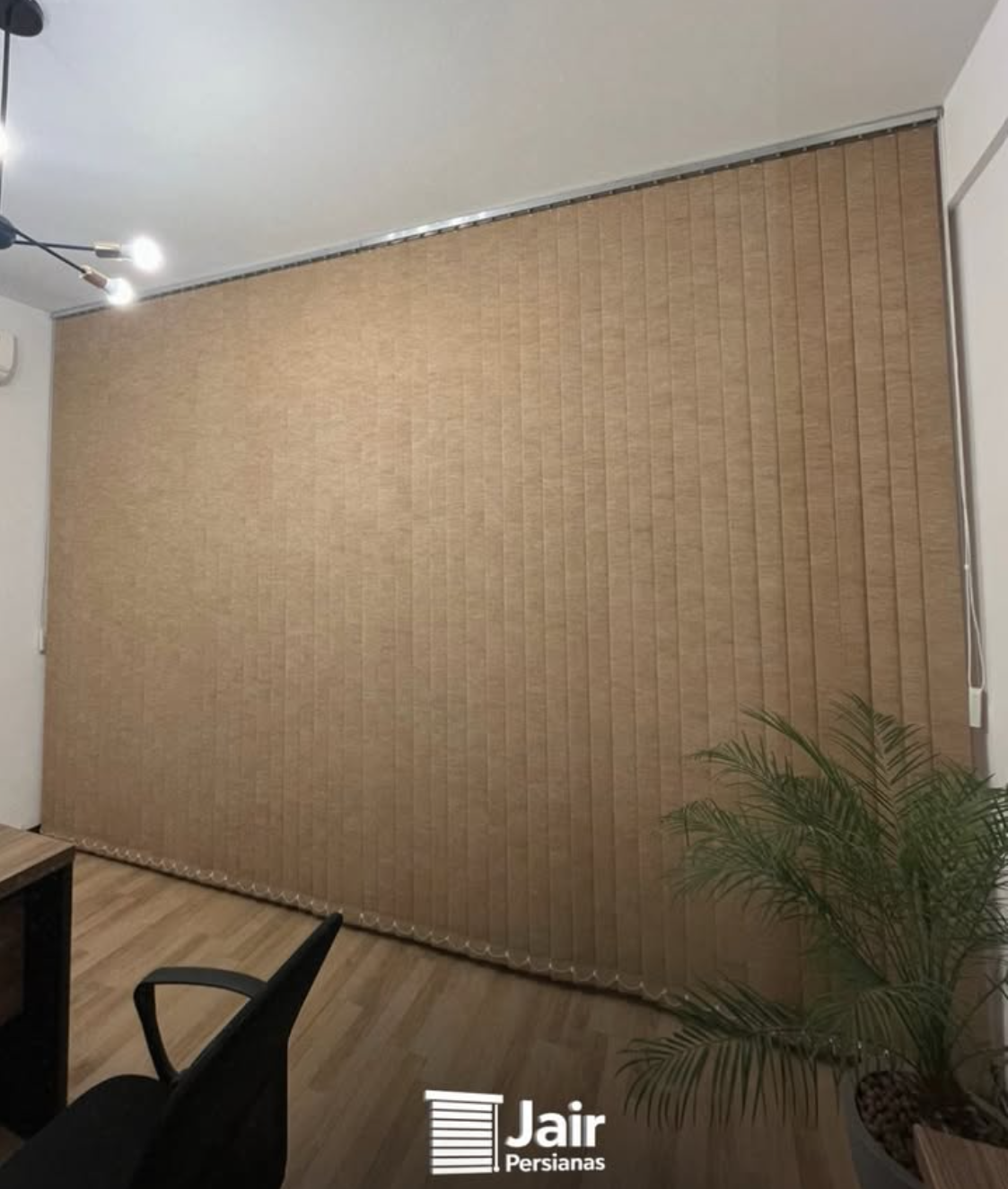 Persiana vertical marrom em ambiente comercial, instalação Jair Persianas